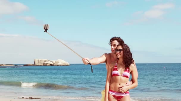 Pareja feliz haciendo selfie con monópodo — Vídeo de stock