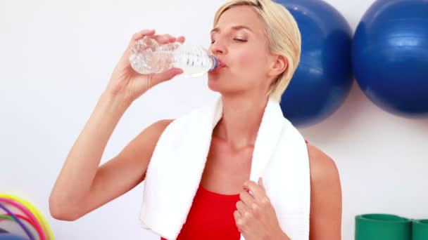 Mujer rubia bebiendo agua con los pulgares arriba — Vídeo de stock