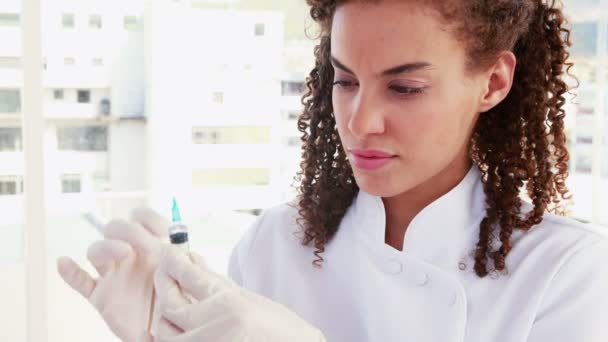 Bonito médico preparando la jeringa — Vídeos de Stock