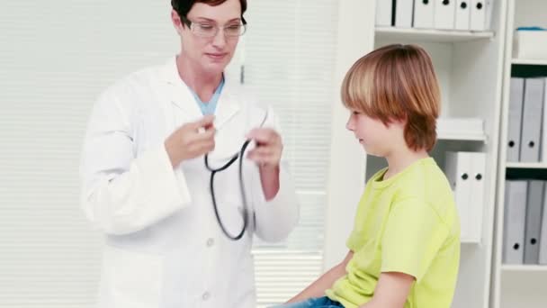 Docteur examinant sa patiente — Video