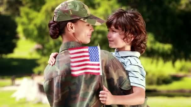 Soldatin wieder mit ihrem Sohn vereint — Stockvideo
