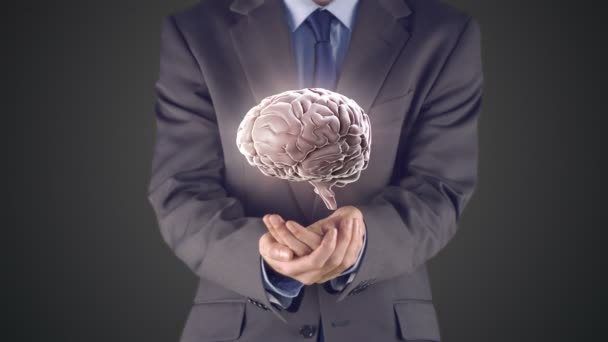 Empresario presentando cerebro con manos — Vídeos de Stock