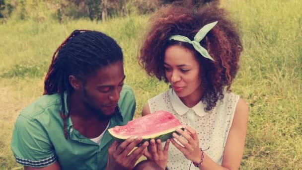 Young couple eating watermelon — Stock Video