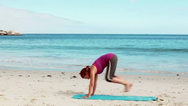 Mujer haciendo yoga en la playa — Vídeo de stock