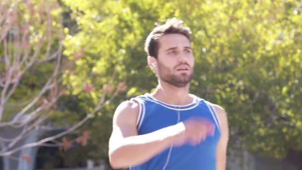 Gelukkig jogger glimlachen op camera met duimen omhoog — Stockvideo
