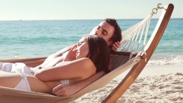 Casal relaxante em rede na praia — Vídeo de Stock
