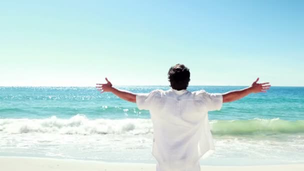 Hombre meditando en la playa — Vídeos de Stock