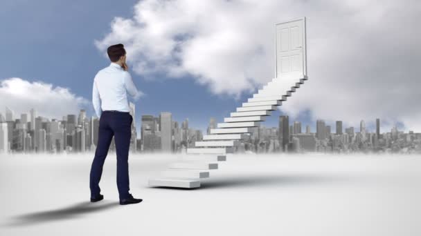 Empresário olhando para escada com uma abertura de portas — Vídeo de Stock
