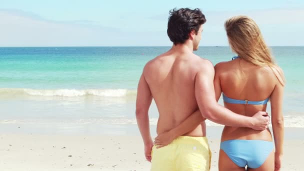 Gelukkig paar knuffelen op het strand — Stockvideo