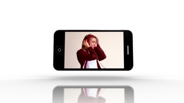 Екрани медіа пристроїв, що показують дівчатам насолоджуватися музикою — стокове відео
