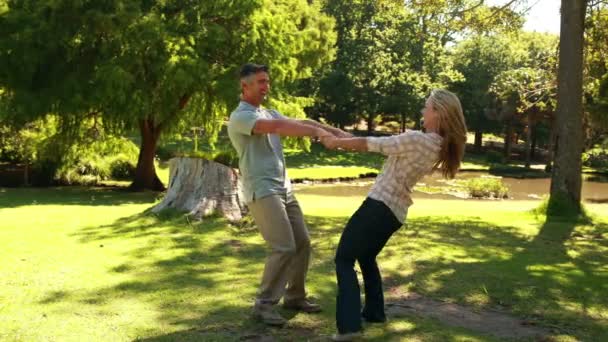 Lyckliga paret ha kul i parken — Stockvideo