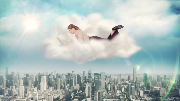 Bir bulutun üzerinde dizüstü kullanarak iş kadını — Stok video
