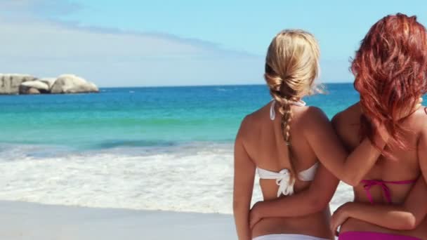 Vrienden permanent samen op het strand — Stockvideo