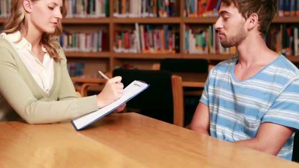 Estudiantes haciendo entrevista — Vídeos de Stock