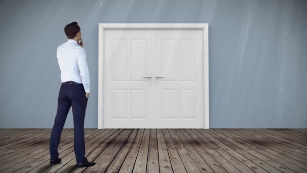 Бизнесмен наблюдает за открытыми дверьми — стоковое видео