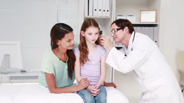 Médico examinando menina com sua mãe — Vídeo de Stock