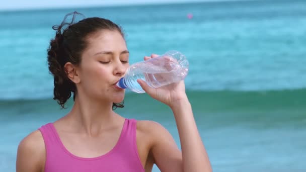Ταιριάζει γυναίκα πίνοντας μπουκάλι νερό — Αρχείο Βίντεο