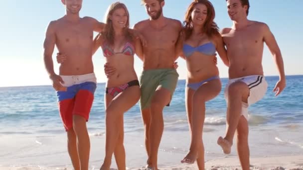 Amici attraenti che ballano insieme in spiaggia — Video Stock