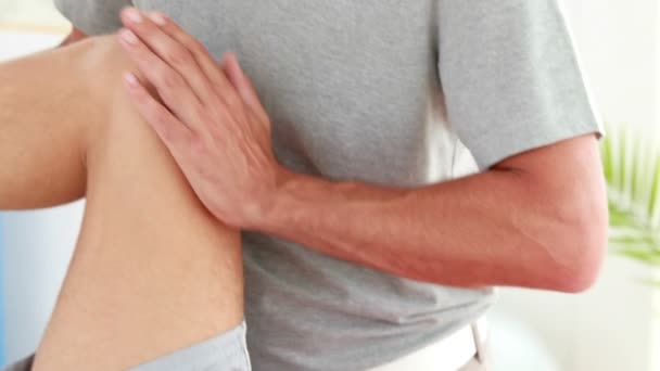 Physiothérapeute donnant massage sportif au patient — Video