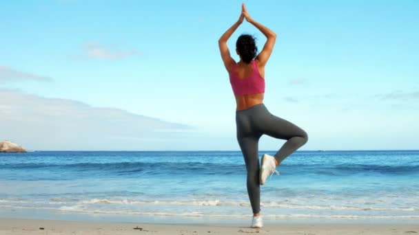 Mujer en forma haciendo yoga en la playa — Vídeos de Stock