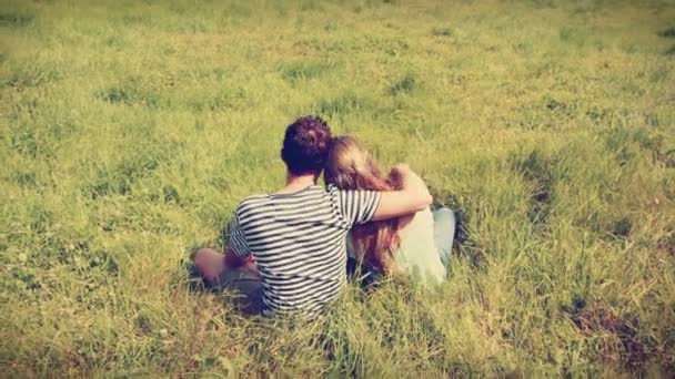 Χαριτωμένο ζευγάρι αγκαλιάζει στο πάρκο — Αρχείο Βίντεο