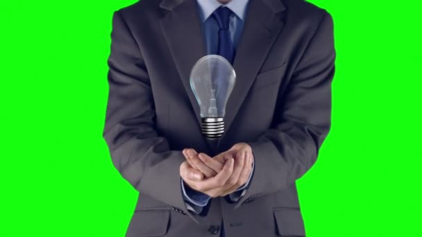 Empresário apresentando lâmpada com as mãos — Vídeo de Stock
