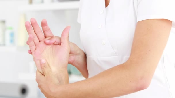 Physiotherapist giving sports massage to patient — Stock Video