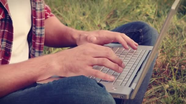Schöner Hipster mit seinem Laptop — Stockvideo
