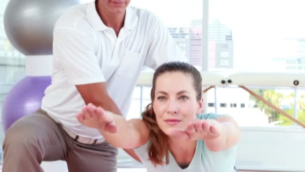 Physiotherapist using exercise ball with patient — Stock Video