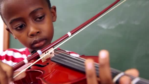 Симпатичный ученик играет на скрипке — стоковое видео