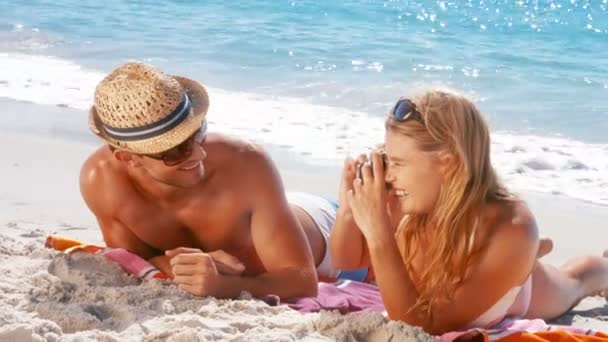 Casal feliz relaxante na praia — Vídeo de Stock