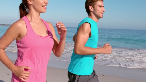 Casal jogging na praia — Vídeo de Stock