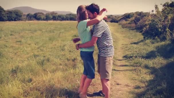 Nettes Paar umarmt sich im Park — Stockvideo