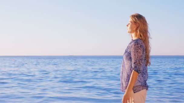 Donna elegante sulla spiaggia — Video Stock