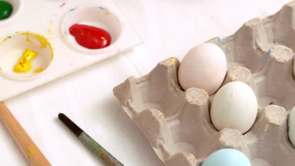 Feliz madre e hija pintando huevos de Pascua — Vídeos de Stock