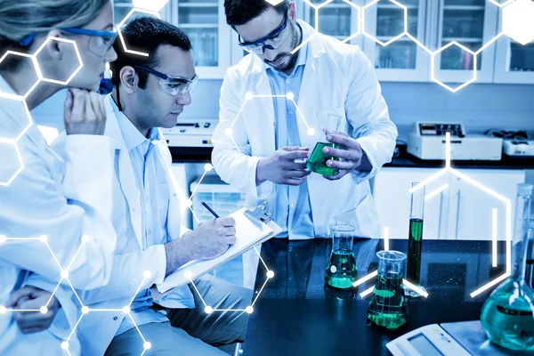 Estudantes de ciências que trabalham juntos no laboratório — Fotografia de Stock