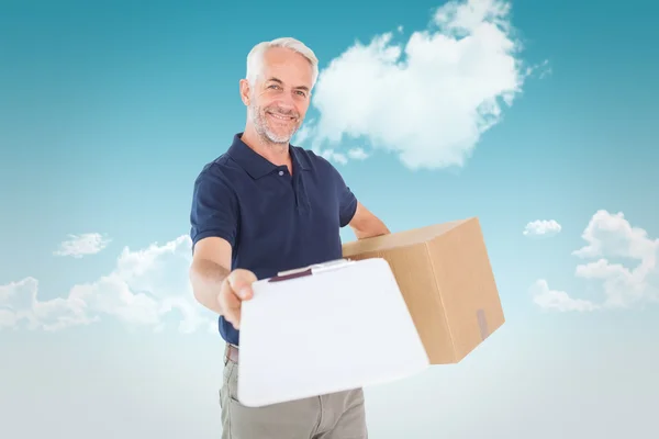 Homem de entrega feliz segurando caixa de papelão — Fotografia de Stock