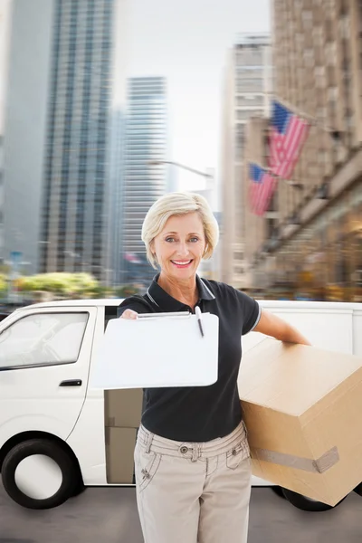 Gelukkig levering vrouw op zoek naar ondertekening — Stockfoto