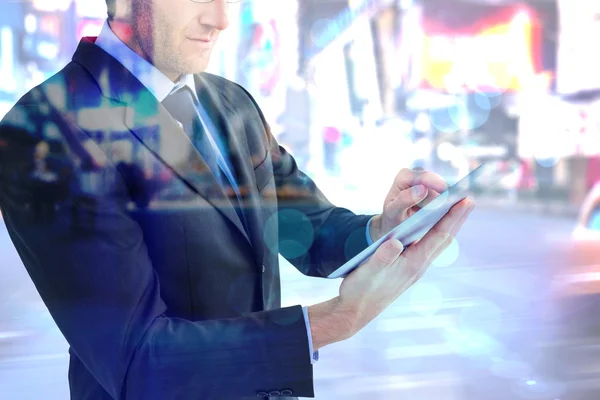 Mitten delen av en affärsman med digital tablet — Stockfoto
