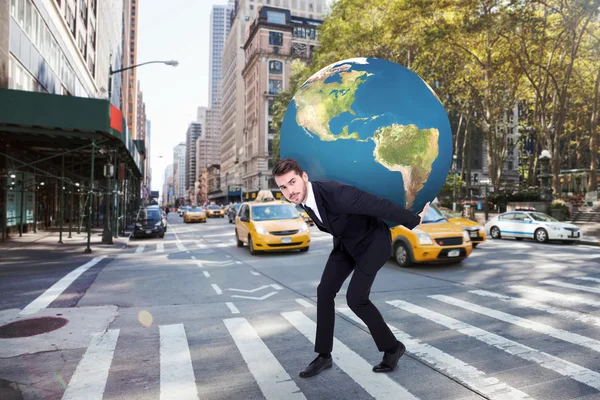 Empresário carregando o mundo — Fotografia de Stock