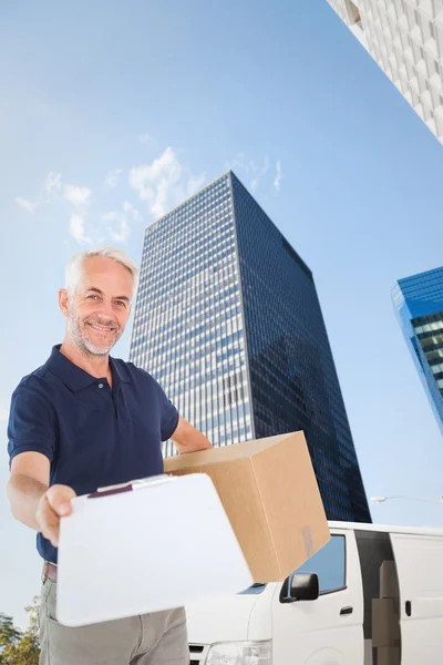 Happy delivery man holding cardboard box — Stock Photo, Image