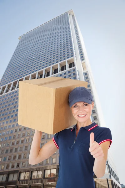 Imagem composta de mulher de parto feliz segurando caixa de papelão sh — Fotografia de Stock