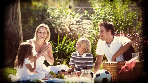 Família feliz fazendo um piquenique — Fotografia de Stock