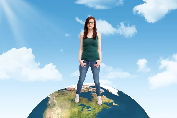 Femme avec des lunettes posant contre le ciel bleu — Photo
