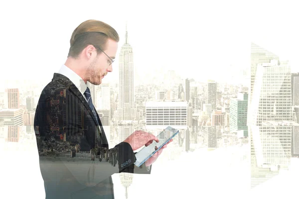 Hombre de negocios en la lectura de gafas usando su tableta — Foto de Stock