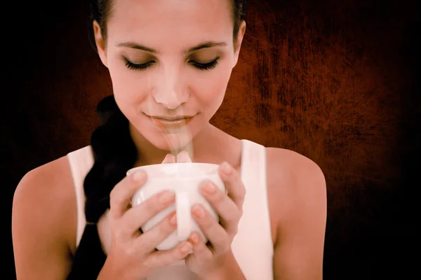 Image composite de jolie brune ayant une tasse de thé — Photo