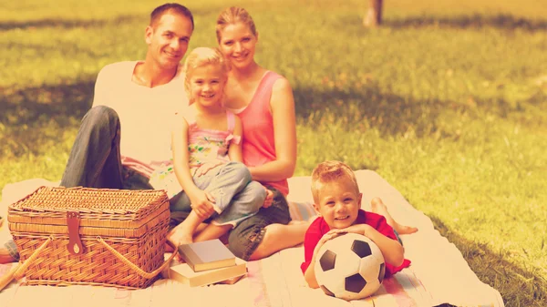 Ouders en kinderen ontspannen op een picknick — Stockfoto