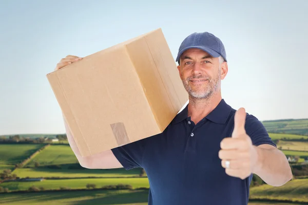 Entrega homem segurando caixa de papelão — Fotografia de Stock