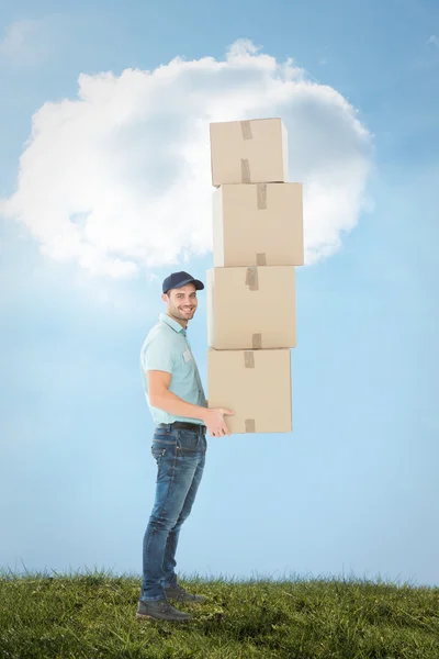 Człowiek stanie realizacji stosu pudeł — Zdjęcie stockowe