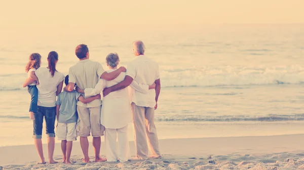 Family standing at the beach — ストック写真